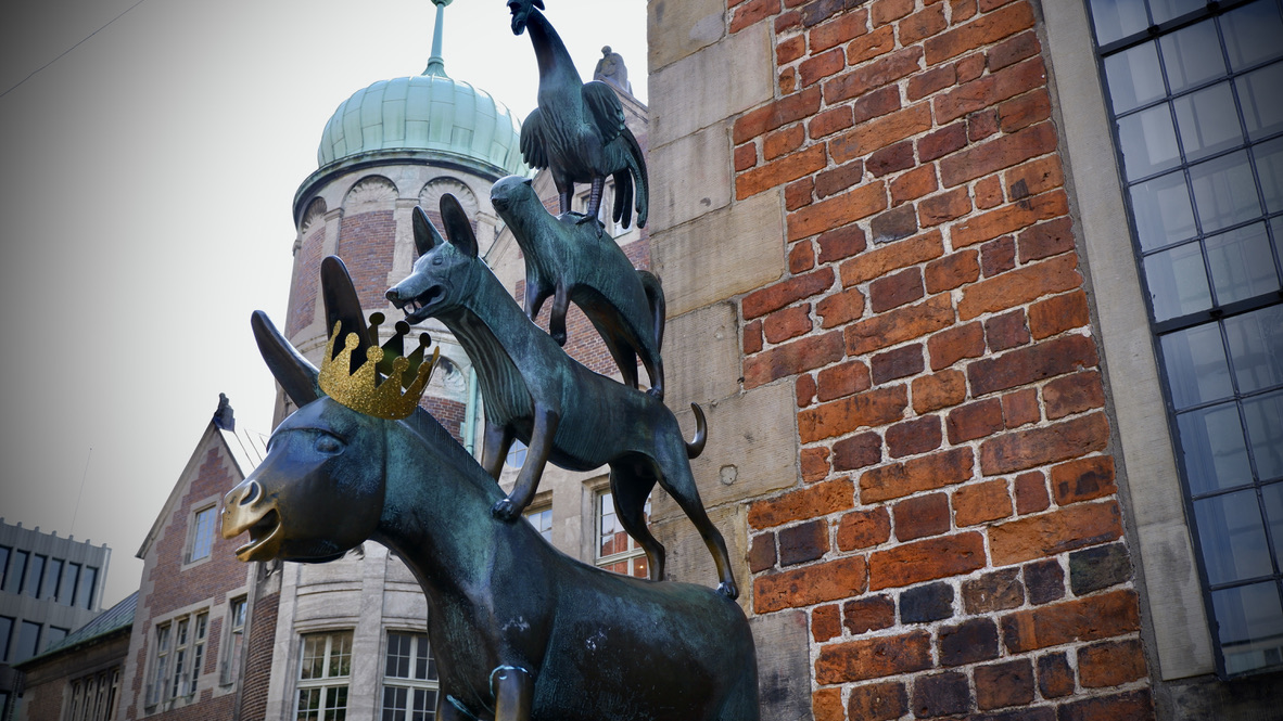 Die Bremer Stadtmusikanten. Der Esel trägt eine goldene Krone.