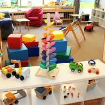 Der Innenraum der Frühberatungsstelle Mitte vom DRK Kreisverband Bremen e.V. mit buntem Spielzeug für kleine Kinder.