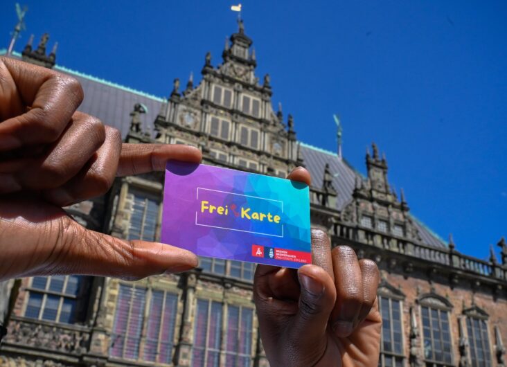 Foto del nuevo billete gratuito en el estado de Bremen, frente al Ayuntamiento de Bremen.