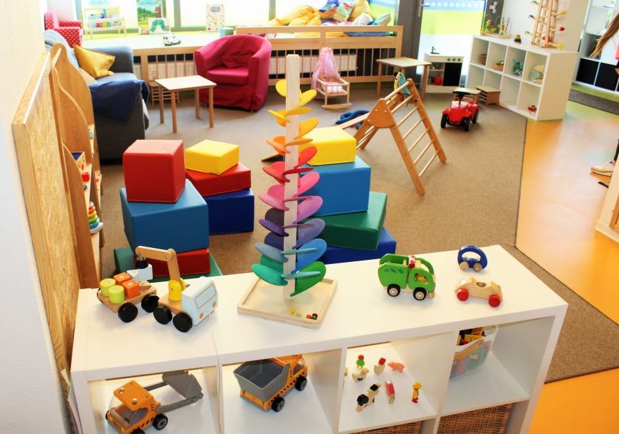 Der Innenraum der Frühberatungsstelle Mitte vom DRK Kreisverband Bremen e.V. mit buntem Spielzeug für kleine Kinder.