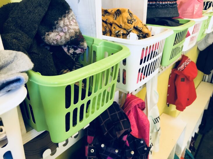 Cajas con ropa para guardería