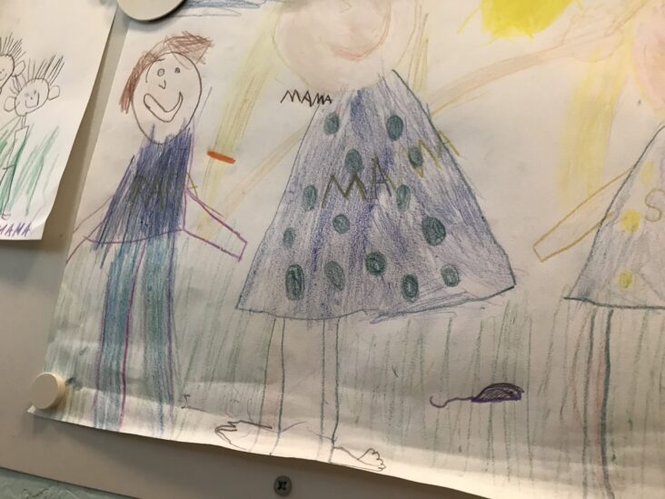 Dibujo infantil de un niño y su madre
