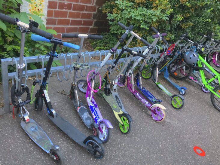 Okul bahçesinde scooter