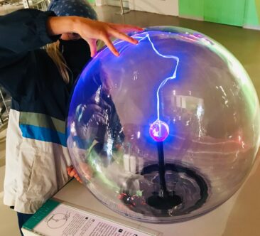 Kind testet ein Objekt im Universum Bremen.