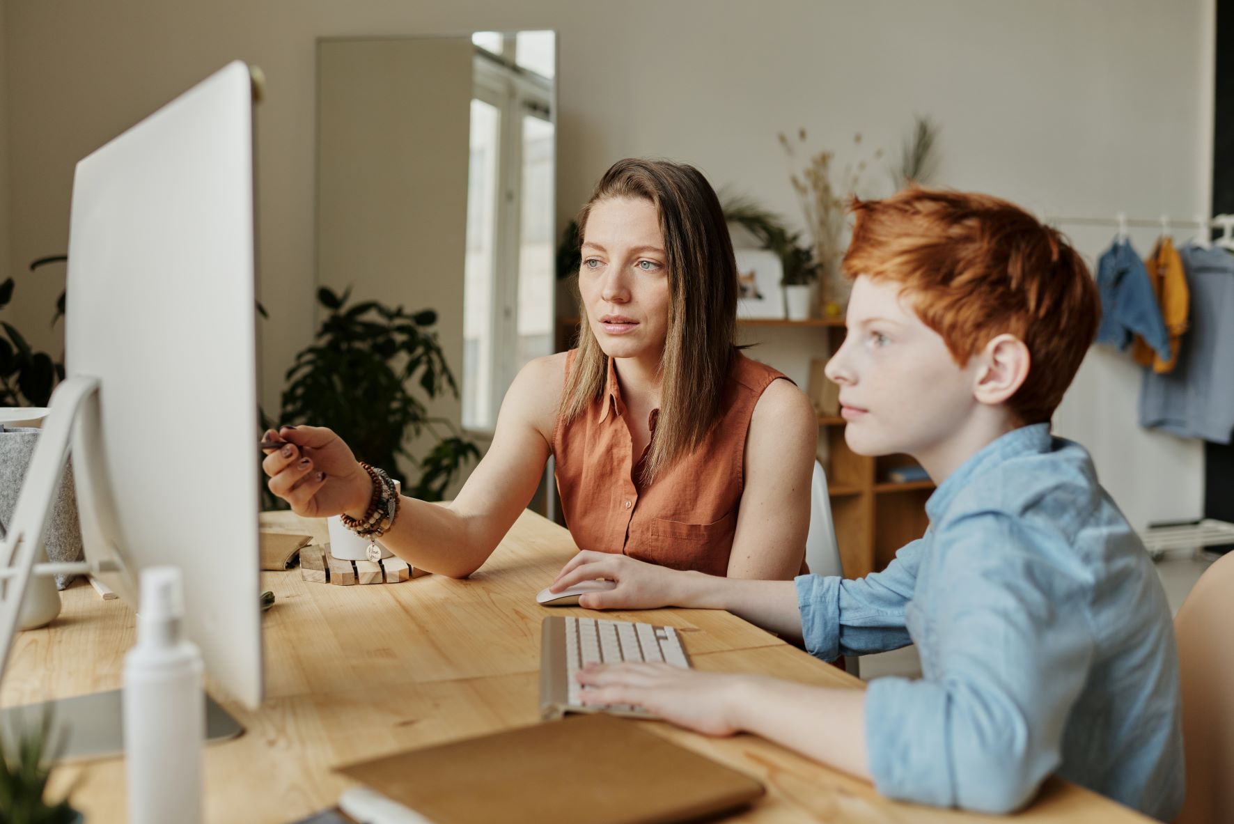 Mother with child in front of a computer screen