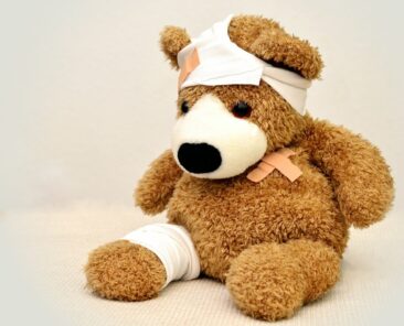 Teddybär mit Verband und Pflastern