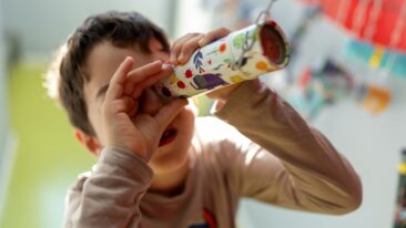 L'enfant regarde à travers un kaléidoscope