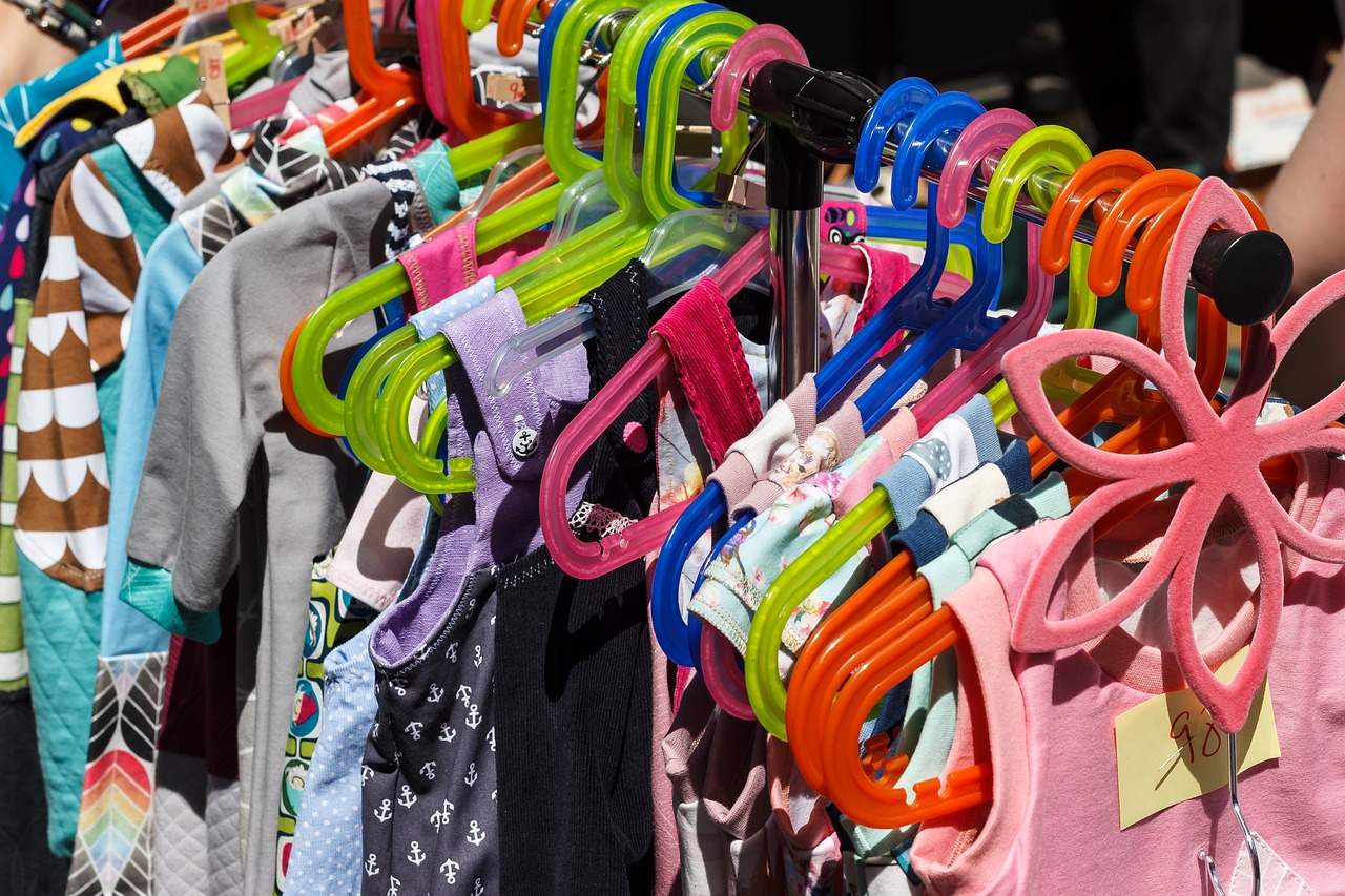 Kinderkleidung auf einem Flohmarkt