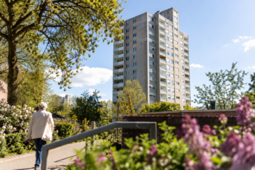 Immeuble de grande hauteur sous le soleil